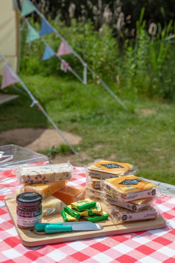 Lloyds Meadow Glamping Hotel Честър Екстериор снимка