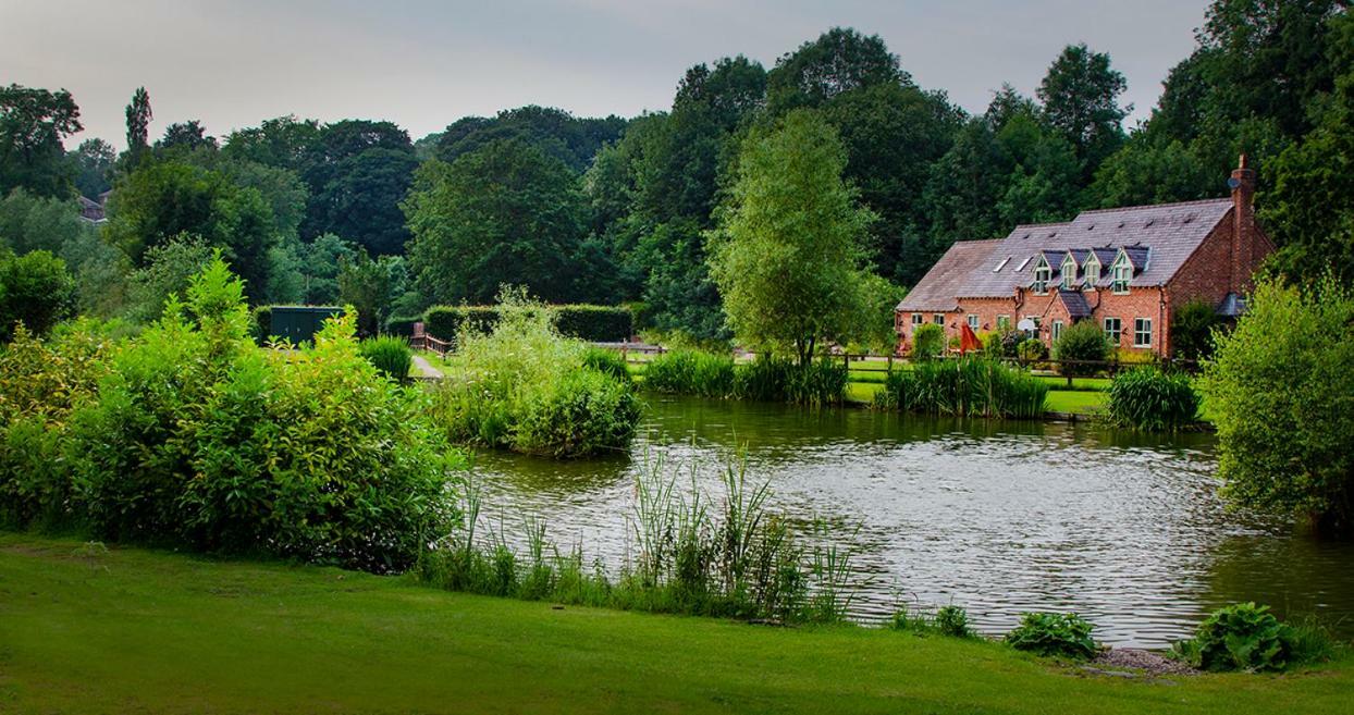 Lloyds Meadow Glamping Hotel Честър Екстериор снимка